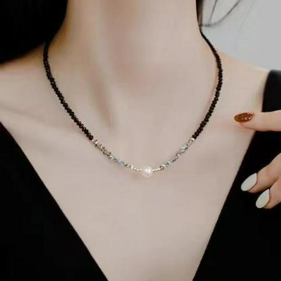 "Black Crystal Pearl Choker Necklace - Luxurious Clavicle Jewelry for Women"