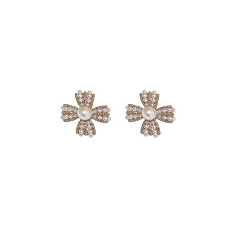Elegant French Pearl Flower Stud Earrings - High-End, Exquisite Design with Unique, Chic Temperament.