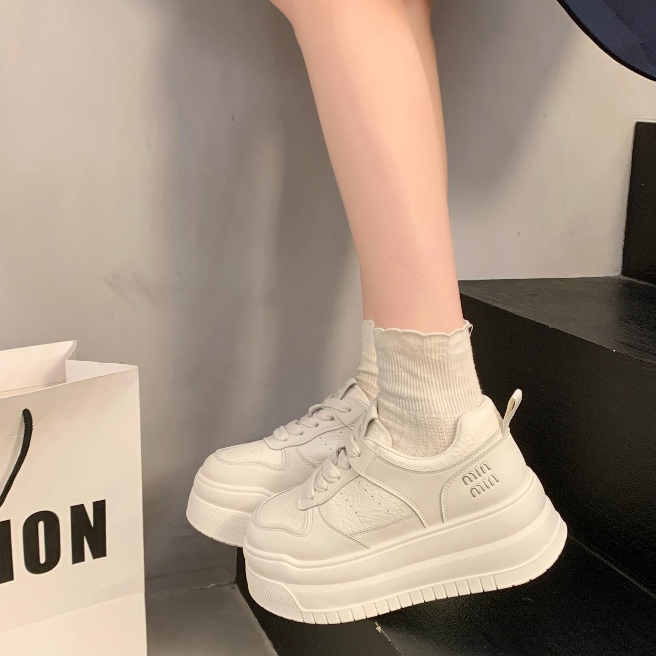 

Маленькие универсальные белые туфли на толстой подошве, женские, новые, 2025, повседневная, весенняя, нишевая, верхняя одежда, увеличивающая рост, спортивная обувь из искусственной кожи 40