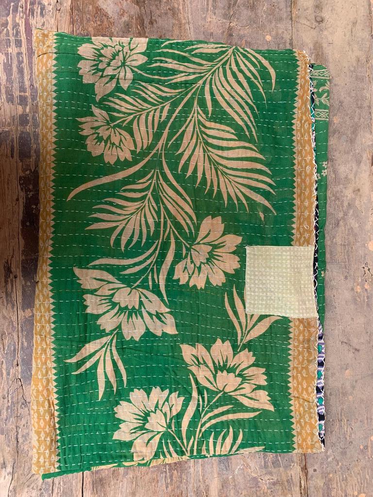 Vintage Kantha Quilt: Handgenähte florale Baumwoll-Überwurfdecke