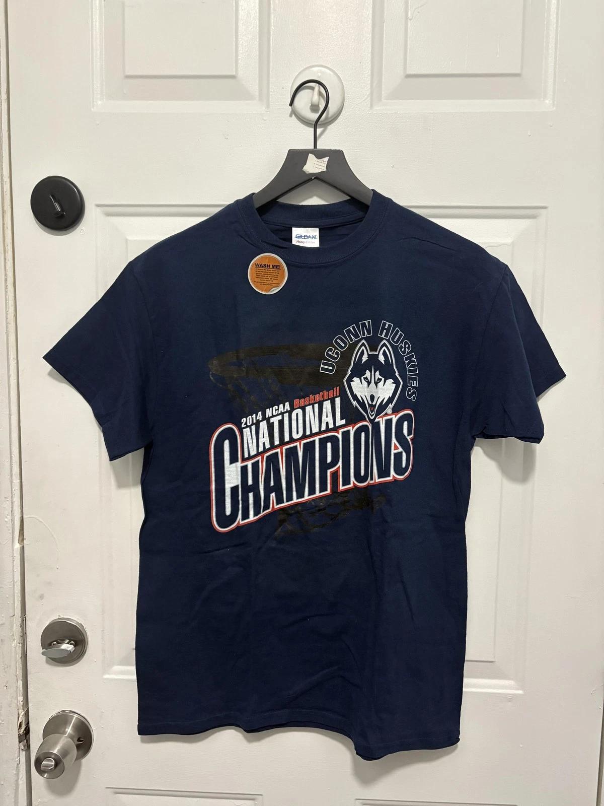 UConn Huskies Shirt Mens Medium Navy Blue NCAA Basketball 2014 Champions Gildan M