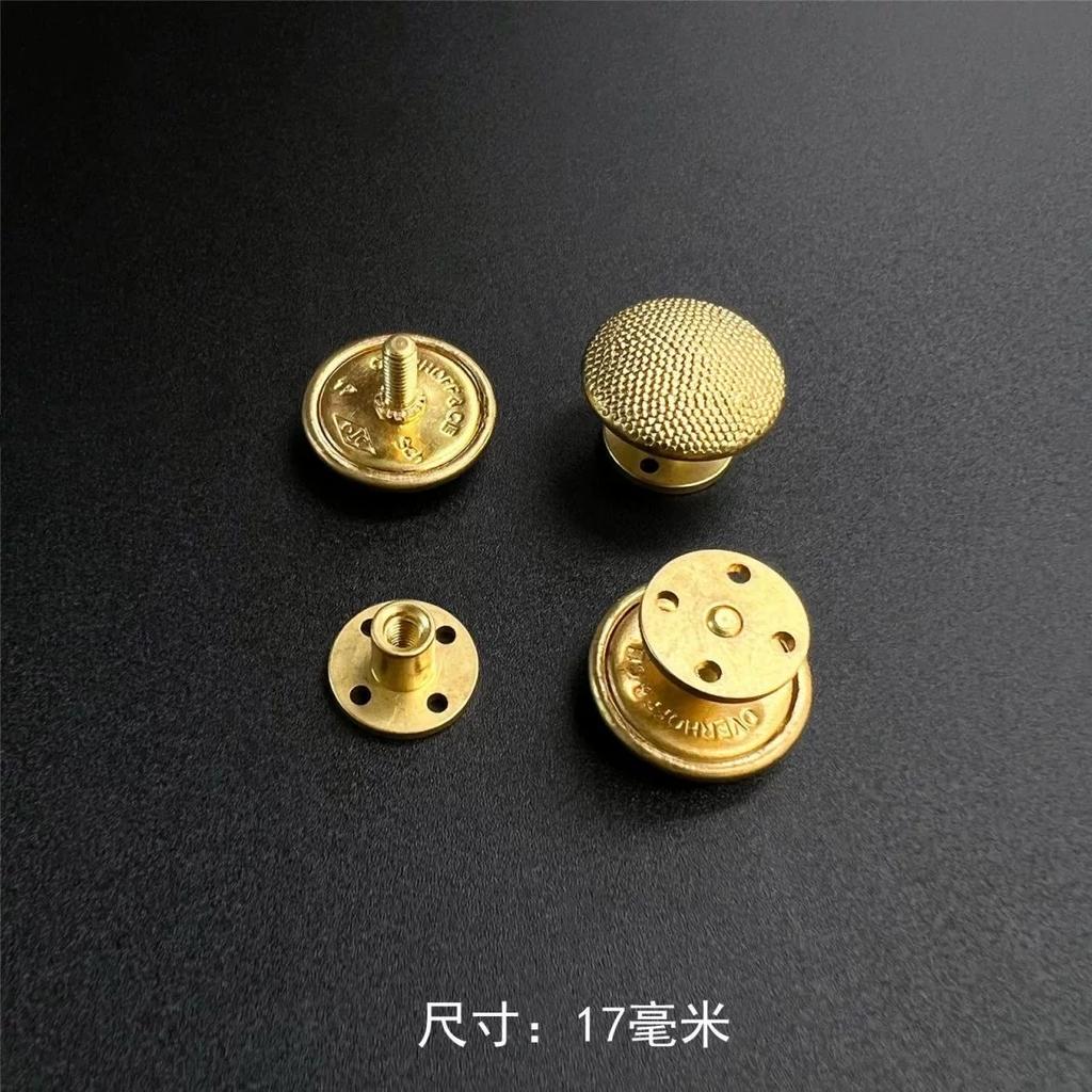 Metal düğme aksesuarları, Alman havyarı, spiral apoletler, Sovyet düğmeleri, İngiliz Deniz çapası şapka kayışı tokaları