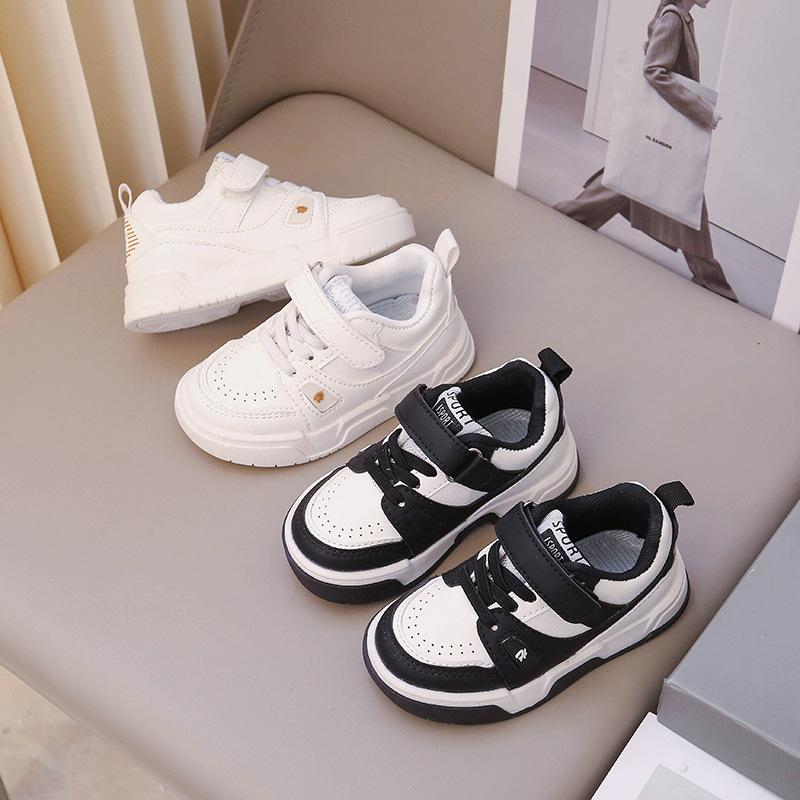 Children's board shoes 2025 soft sole lightweight non-slip small middle-aged children's leather surface versatile sports and leisure shoes