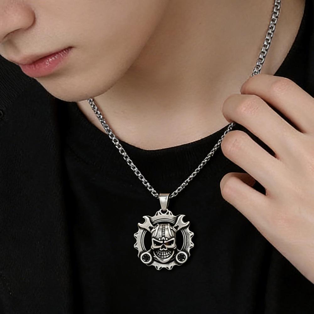 Retro Motorcycle Skull Necklace Men's Trendy Cold Style Hollow Clavicle Chain Fashion Pendant