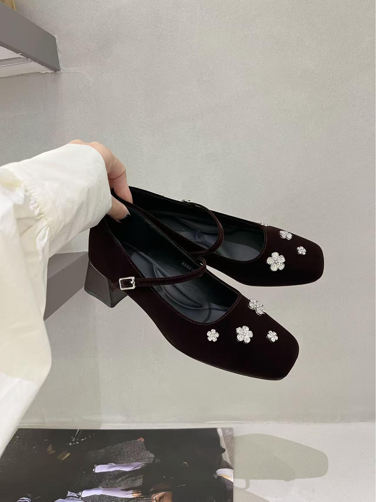 

Женские туфли Мэри Джейн на французском каблуке - Осень/Зима 2025: Туфли на массивной подошве с цветочным декором из страз и одним ремешком 35