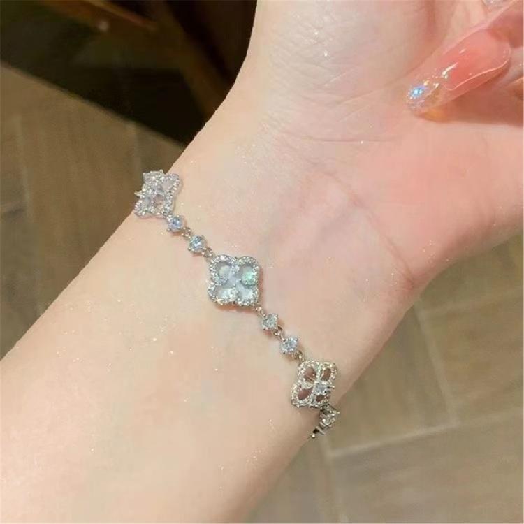 Stilvolles, blumengeprägtes, verstellbares Zirkonarmband, angenehm zu tragen, Legierungsschmuck mit sicherem Schiebeverschluss