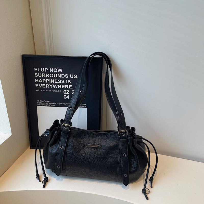 Ретро сумка-тоут, женская сумка большой вместимости, плиссированная сумка подмышку, осенняя новая нишевая сумка на плечо. чёрный