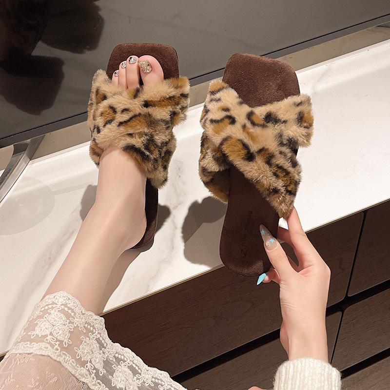 Black high-end flat-bottomed outer wear fluffy slippers female 2025 autumn and winter new one-pedal fairy velvet cotton slippers