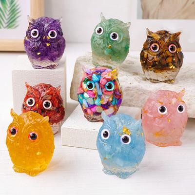 Ornamento de coruja de cristal natural, estatueta de coruja de resina feita à mão com cascalhos de cristal dentro, ornamento de coruja colorido colecionável para decoração de casa, cura Reiki