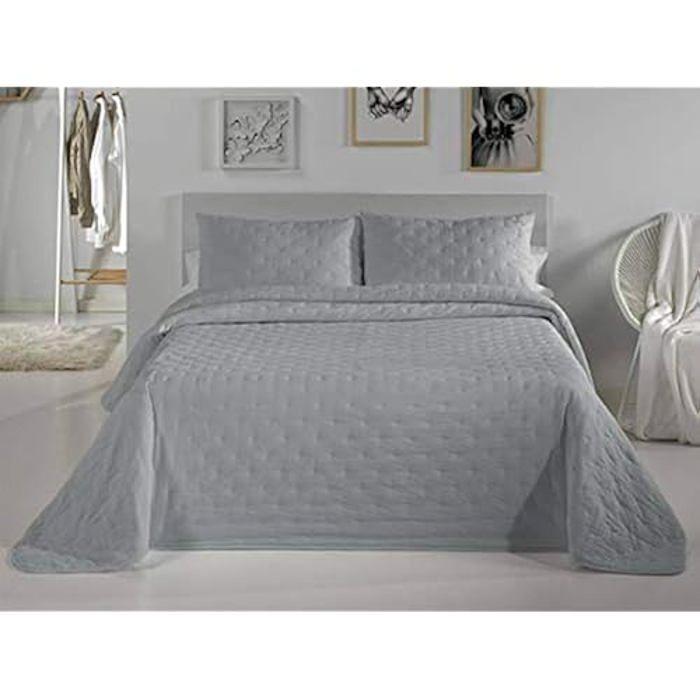 Lit - PIERRE CARDIN - 135 Cm - Gris - Boutis Uni - 2 Coussins Décoratifs