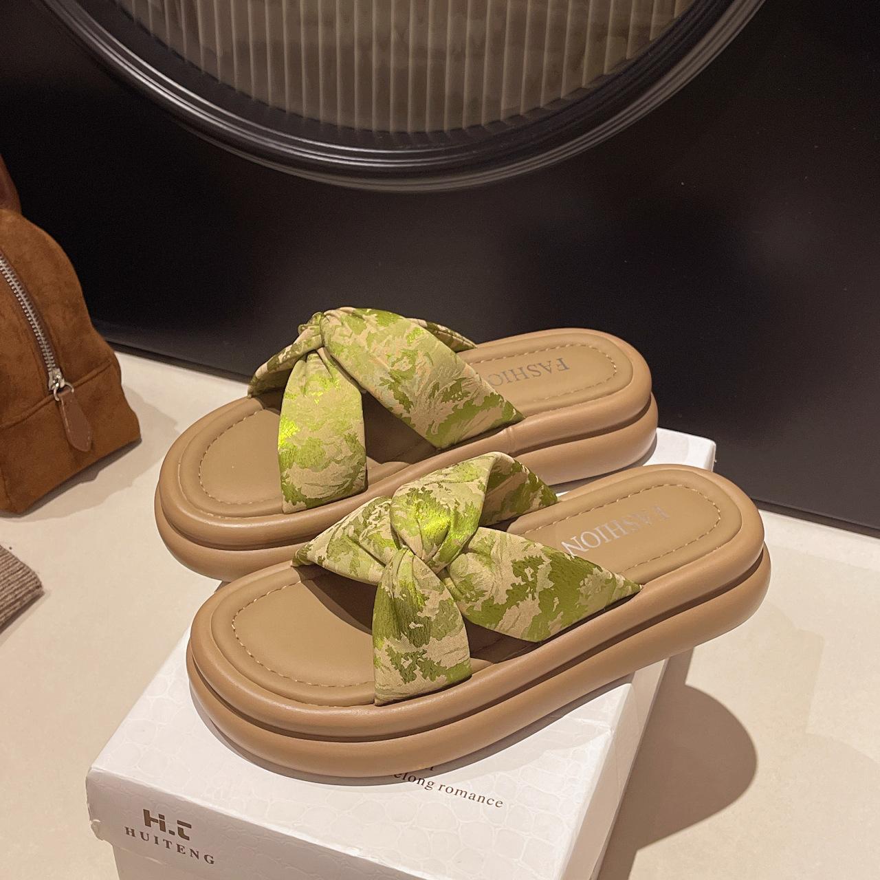 

Cool slippers women s summer wear 2025 new models with skirts fairy shoes flat casual beach shoes one-word drag girl 40 зелёный