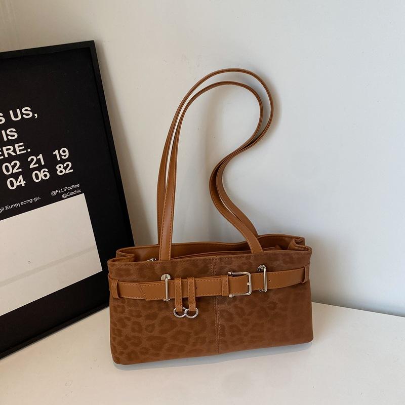 

Large capacity bag women s retro fashion 2025 autumn new casual foreign style shoulder underarm bag niche commuter bag коричневый