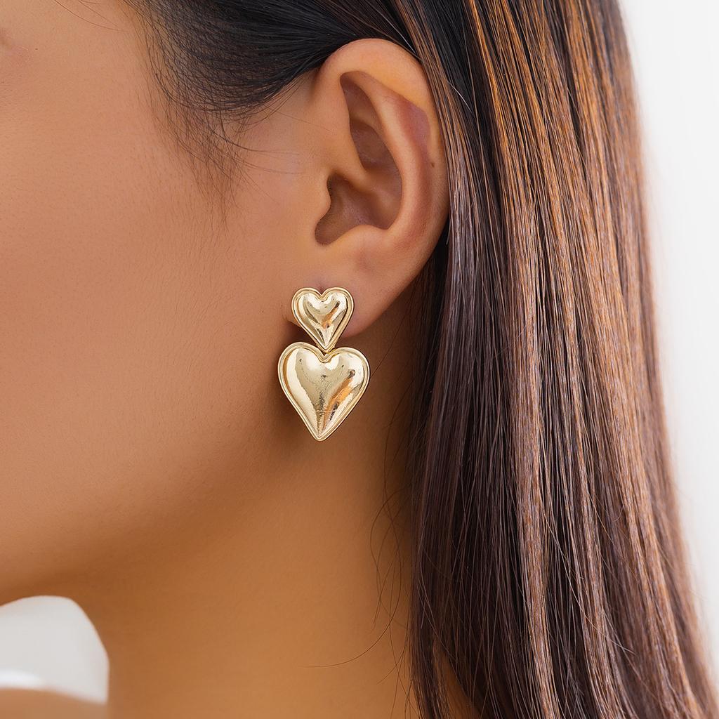 Metal shell ocean wind niche earrings, retro versatile cold wind striped earrings for women