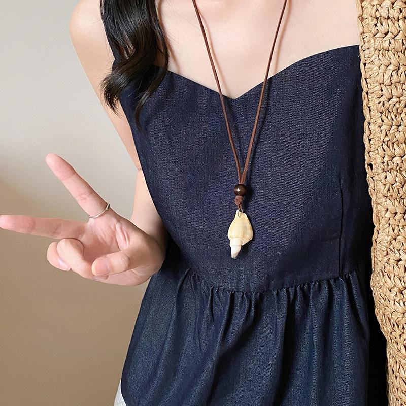 

Shell Wood Bead Leather Conch Scallop Pendant Necklace Fashion Retro Versatile Clavicle Chain Design Sense Niche Items