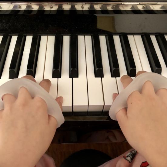 1Pair Piano Finger Strengthener Half Moon Shape Comfortable To Grip TPE Piano Hand