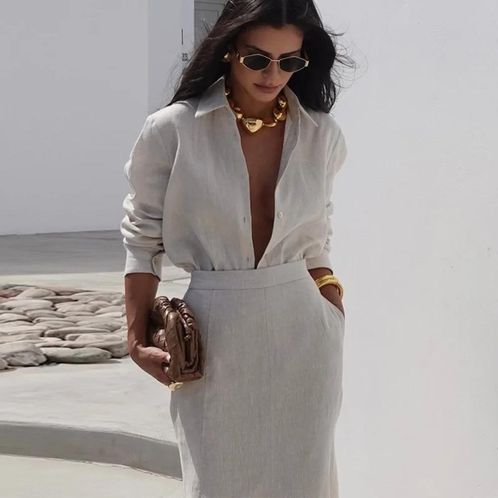 Elegantiškas moteriškas derinys: atlapais užsegamas vienaeilis marškinys ilgomis rankovėmis + liekninantis aukštu liemeniu pusilgis sijonas. Moteriškas dviejų dalių komplektas.