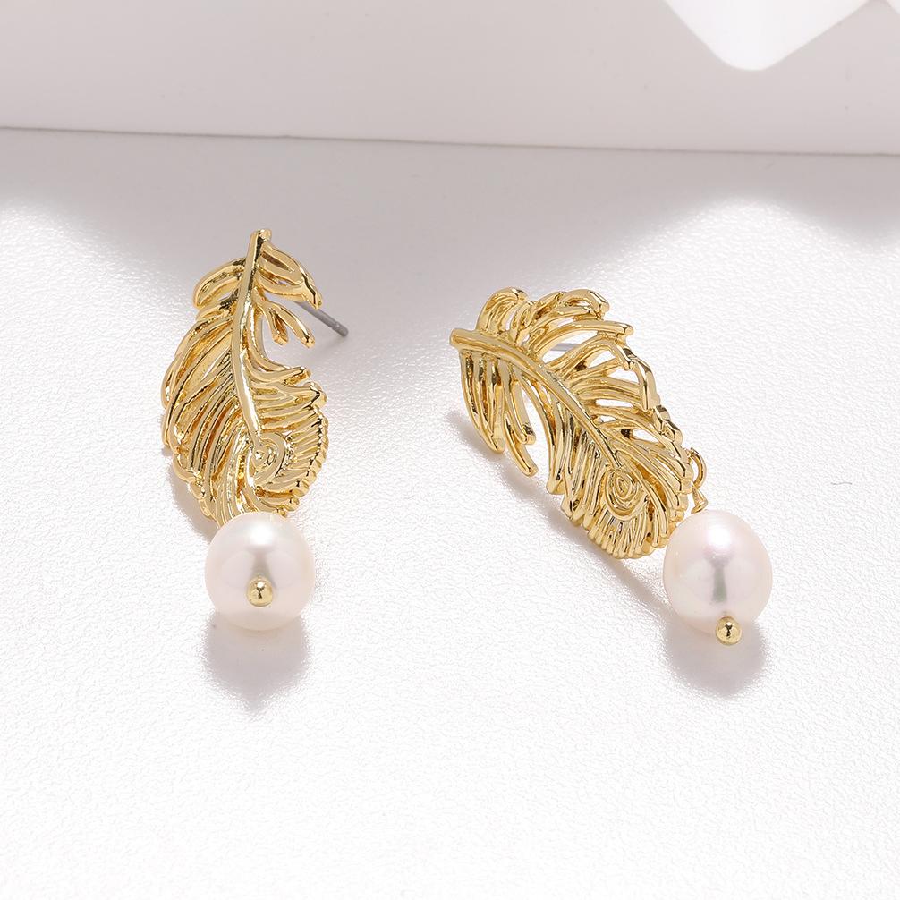 

Дизайнерские серьги-пусеты в виде перьев из сусального золота женские серьги с натуральным жемчугом модные элегантные украшения для ушей для офиса золотой