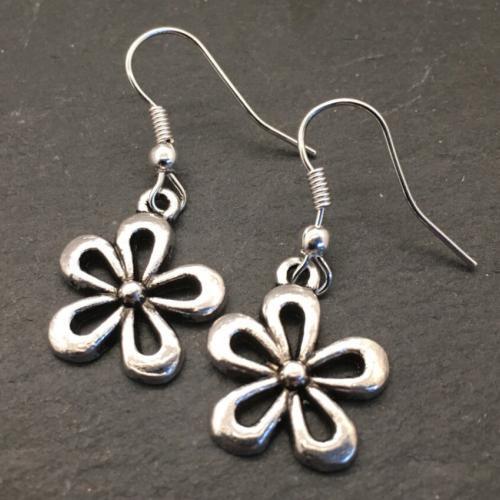 

Simple Exquisite Silver Color Hollowed-out Flower Pendant Dangle Earrings Necklace for Women Halloween Party Cute Jewelry Gifts