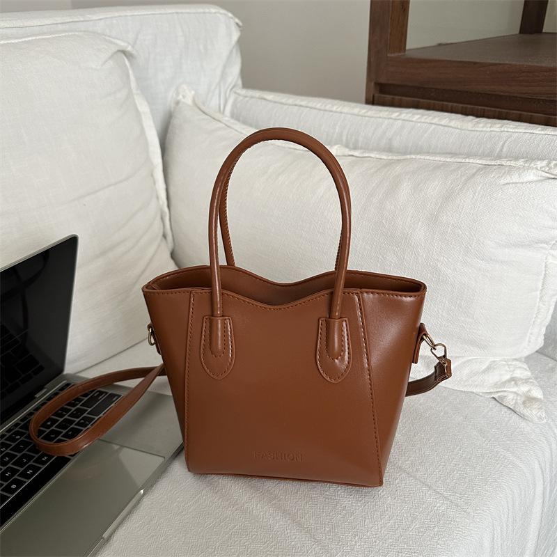 

This year s popular bag women s 2025 new trendy fashion portable commuter bag women s ins versatile messenger bucket women s bag светло-коричневого