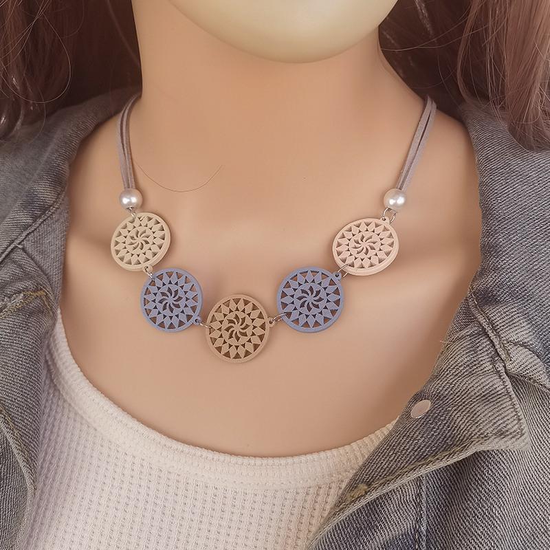 

Новый дизайн, женское ожерелье в стиле бохо в этническом стиле с полым кулоном, креативное деревянное украшение, подарок для женщин, повседневная одежда