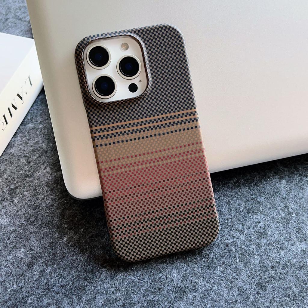 Dotyczy iPhone17proMax Matowe Etui na Telefon z Magnetycznym Mocowaniem Włókno Węglowe Apple 16 Półopakowanie Krata 15 Etui Ochronne