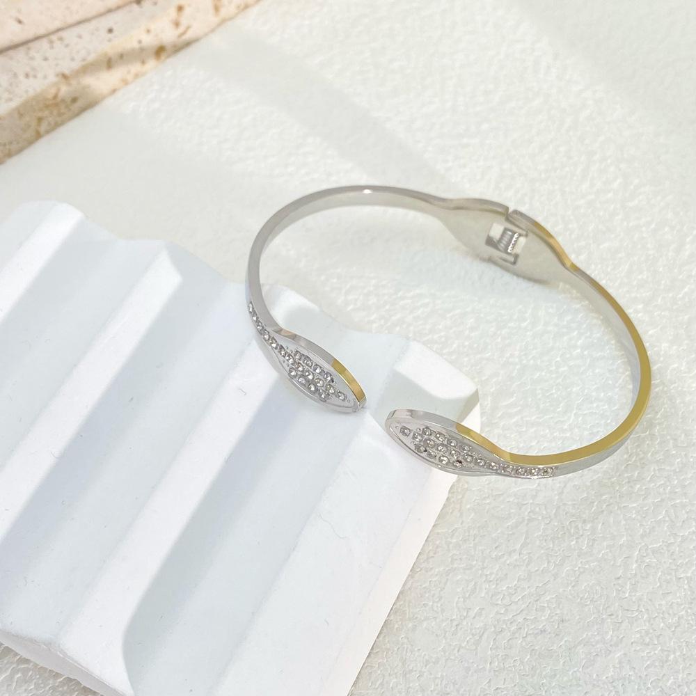 

Женский браслет-манжета в форме змеи с цирконом, невыцветающая титановая сталь, модный нишевый дизайн.