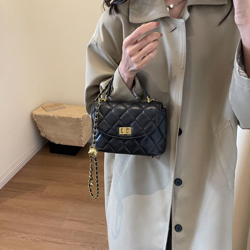 Chic Mini Square Bag With Unique Design Diamond Grid Chain Crossbody Bag