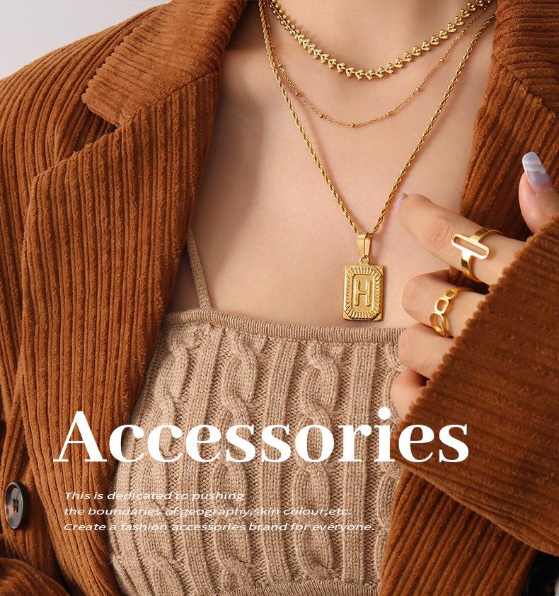 Qiong Yao Hip Hop 26-Letter Square Pendant Necklace, Clavicle Chain, 18K Gold Plated Titanium Steel.