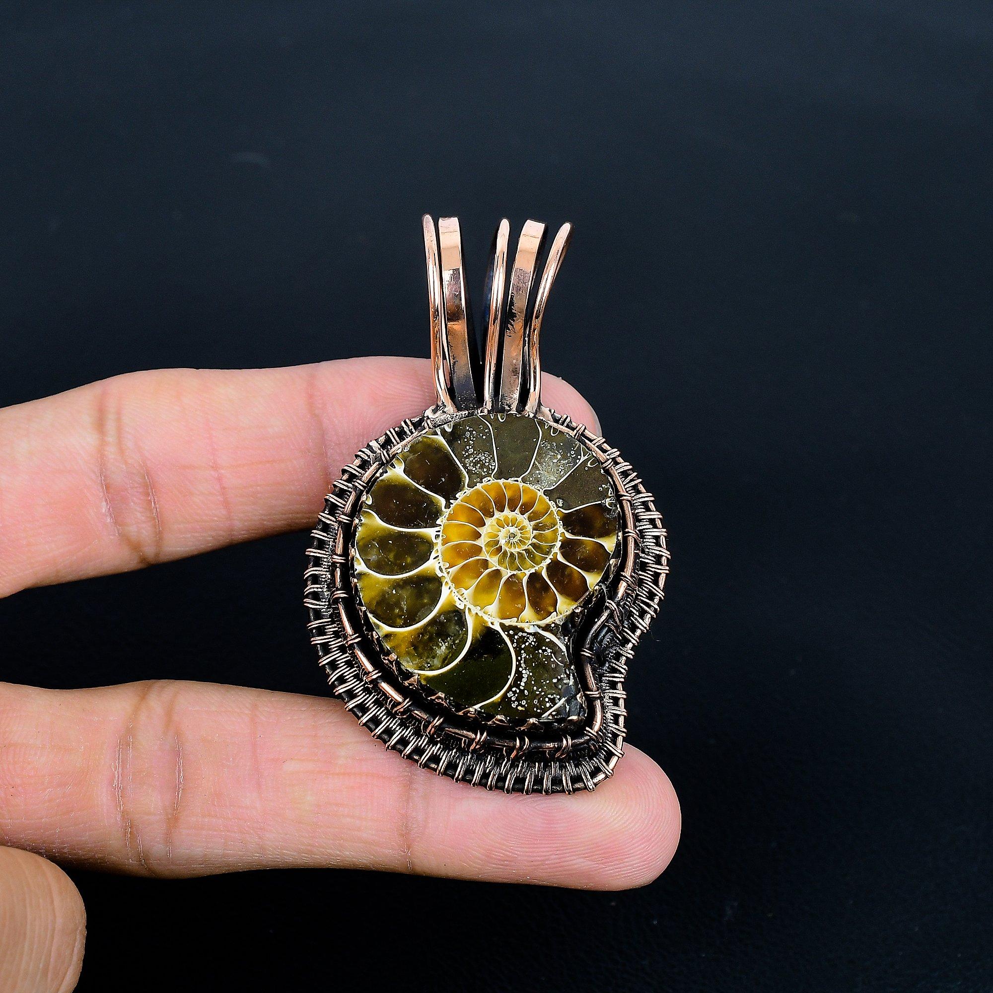 

Кулон с окаменелостью аммонита, драгоценный камень, кулон из ювелирной проволоки из меди 999 пробы, ручная работа, кулон с камнем рождения, подарок для него 2.67 Inches