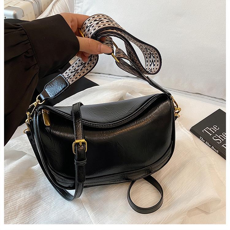 Premium sense large capacity 2025 new fashion commuter shoulder bag women s retro niche versatile fashion messenger bag