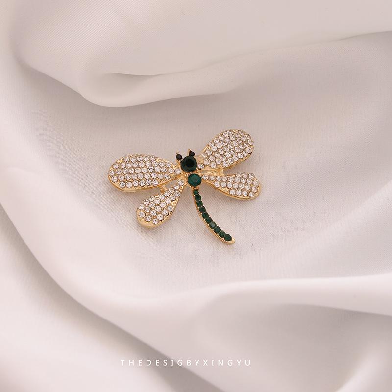 Broche Elegante de Pérola Dourada e Espiga de Trigo: Acessório Versátil e de Alta Qualidade para Mulheres