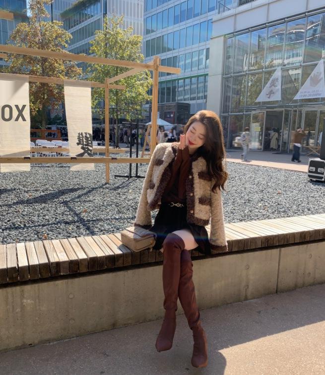 Women's Short Lambswool Coat - 2025 Retro Style, Autumn/Winter Plush, Loose Fit, Cotton-Padded Fur Design