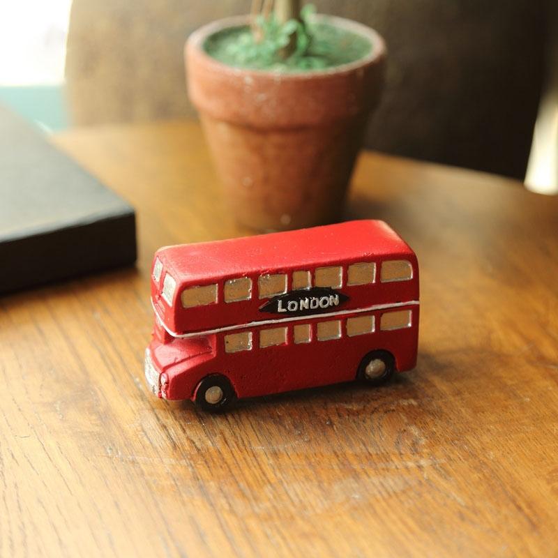Miniature Vintage Nostalgic Resin Sewing Machine Mailbox Red Bus RadioTelephone Phonograph Decoration Cute Mini Resin Ornaments