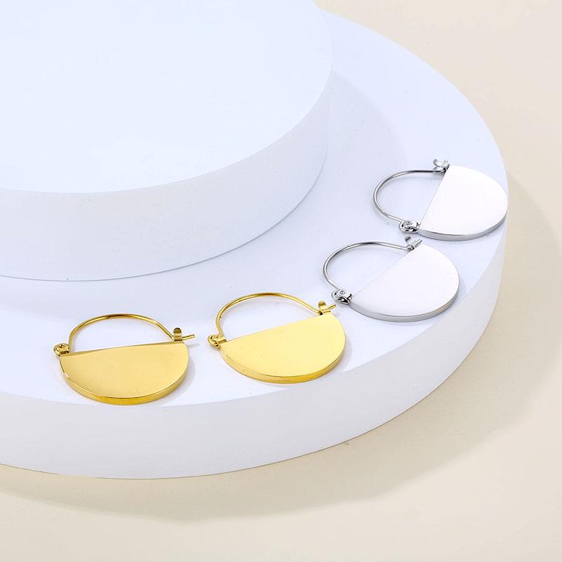 

Korean-Style Luxury Fashion Trendy Earrings: Women s Niche Design High-End 2023 Stainless Steel Statement Piece 18K срібний