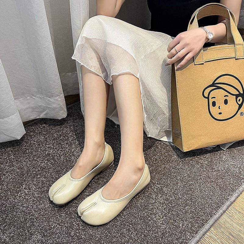 Fashion Split Toe Flat Shoes Woman Casual Tabi Ninja Flats Soft Leather Slip On Woman Trotters Moccasins Slippers Soft Bottom Loafers