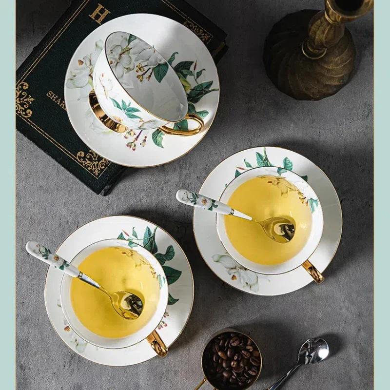 Streng ausgewähltes europäisches Kaffeetassen-Set, Kamelien-Keramikbecher, klein, exquisites Keramik-Knochenporzellan, europäische Luxus-Geschenkbox