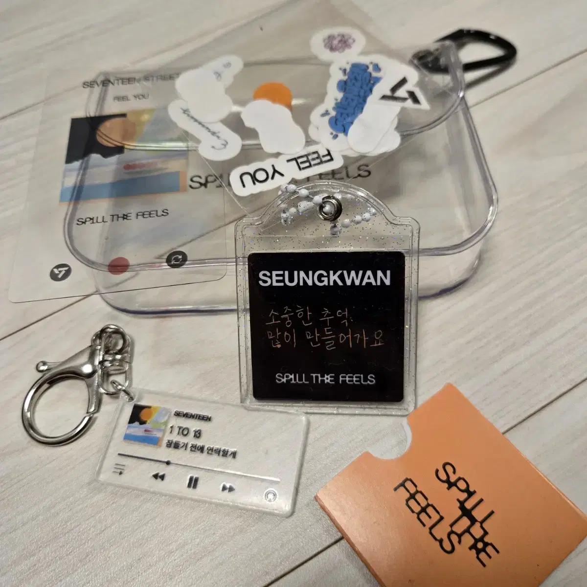 

В комплект входит чехол для ключей с надписью Seventeen Street Seungkan
