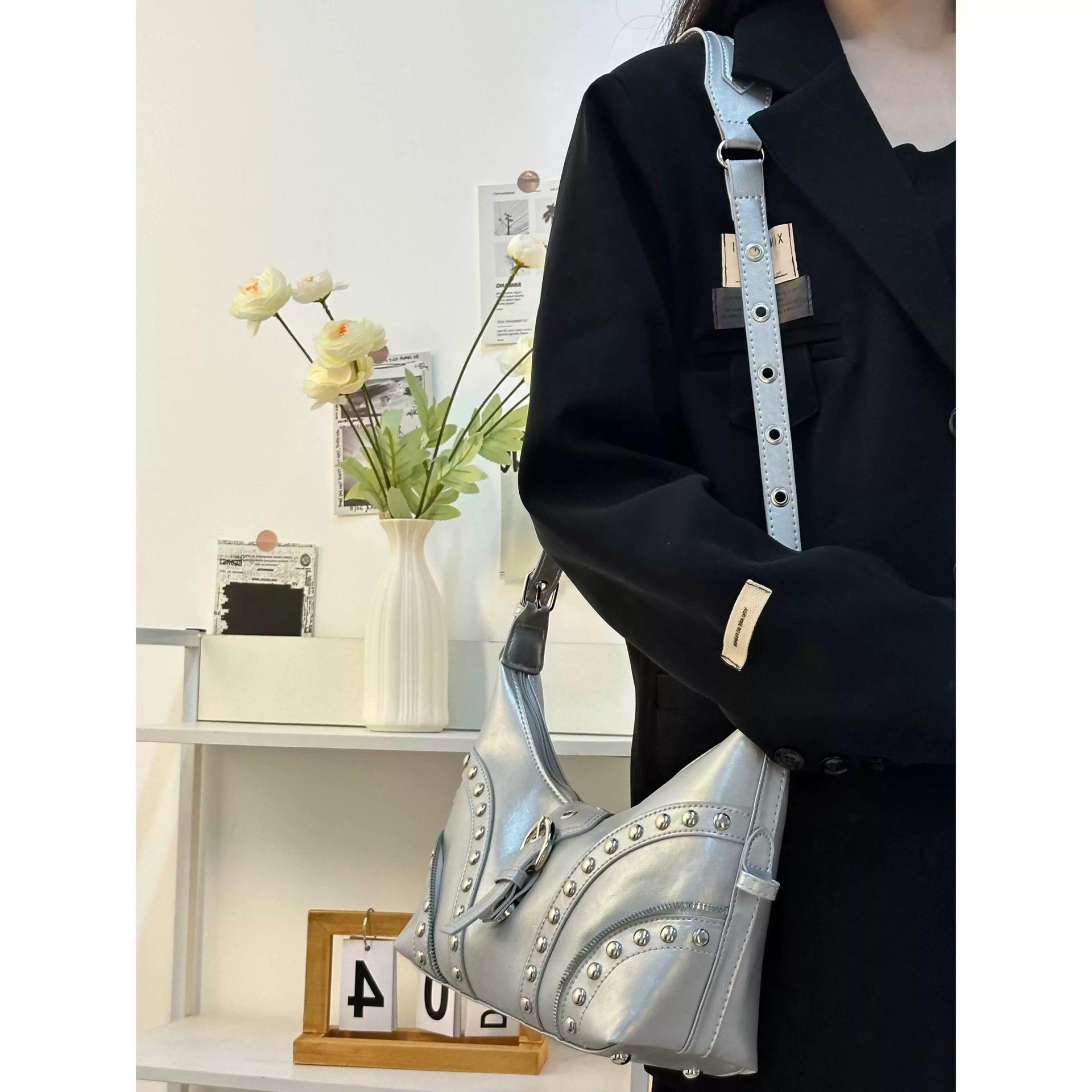 

New large-capacity tote bag, medieval underarm shoulder bag, retro locomotive bag, high-texture messenger bag.