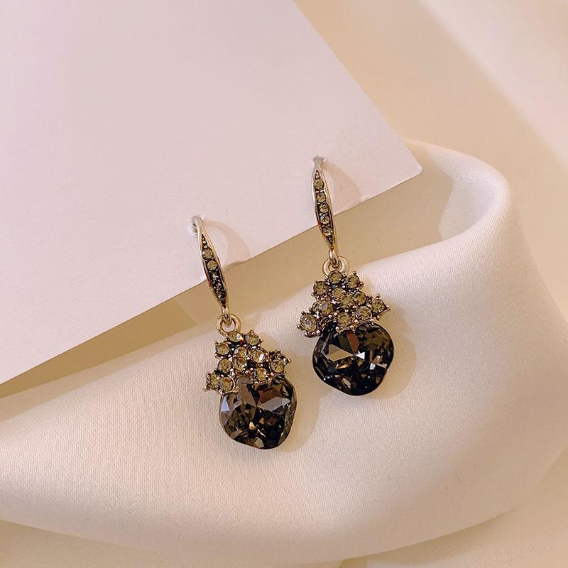 Light Luxury Style Black Micro Inlay French Retro Personalized Design Sense, Internet Celebrity Temperament Earrings for Women