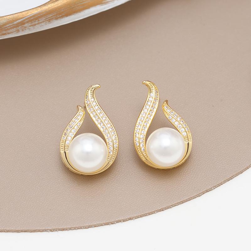 Cercei Flacără cu Perle cu Zirconiu de Înaltă Calitate 2024: Lux ușor pentru socialitul elegant