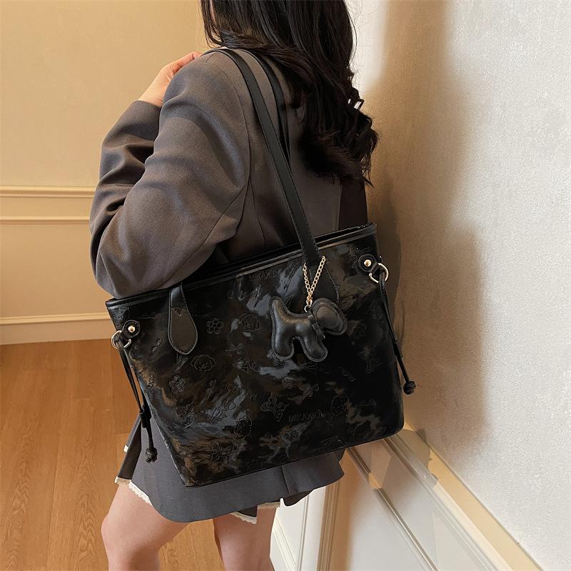 Large capacity bag women's new spring and summer fashion versatile commuter shoulder tote bag