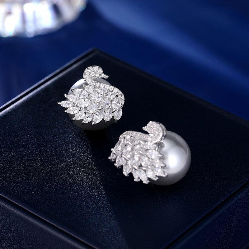 

Сережки-пусети з цирконієм та перлами у формі лебедя, мікроінкрустація, розкішні, елітні, срібна голка S925, модні універсальні сережки для жінок срібний