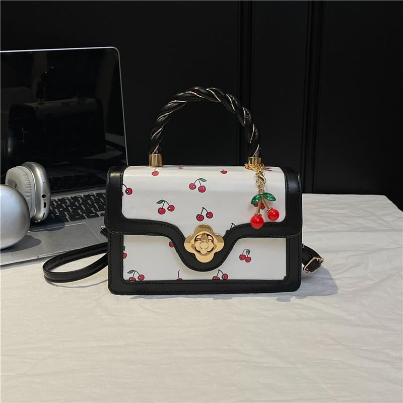 

2025 новая милая сумка-мессенджер с принтом вишни, портативная маленькая квадратная сумка с поворотом, дизайн с контрастной цветной вставкой, наплечная сумка, тренд чёрный