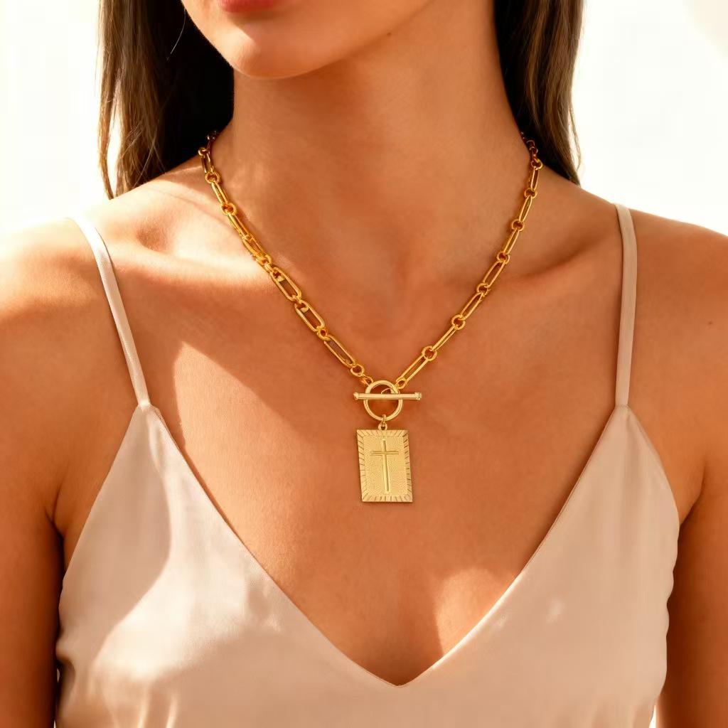 European & American Geometric Choker: Stylish OT Buckle Necklace for Women with Unique Design золотой
