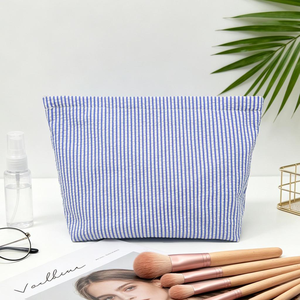 Modern Striped Polyester Toiletry Bag With Breathable Design For Travel And Daily Use