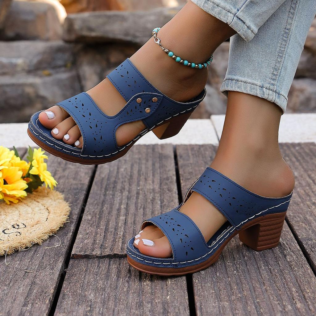 Spring and Summer New Breathable and Lightweight One-piece Buckle Strap Fashionable Thick Heel Slippers