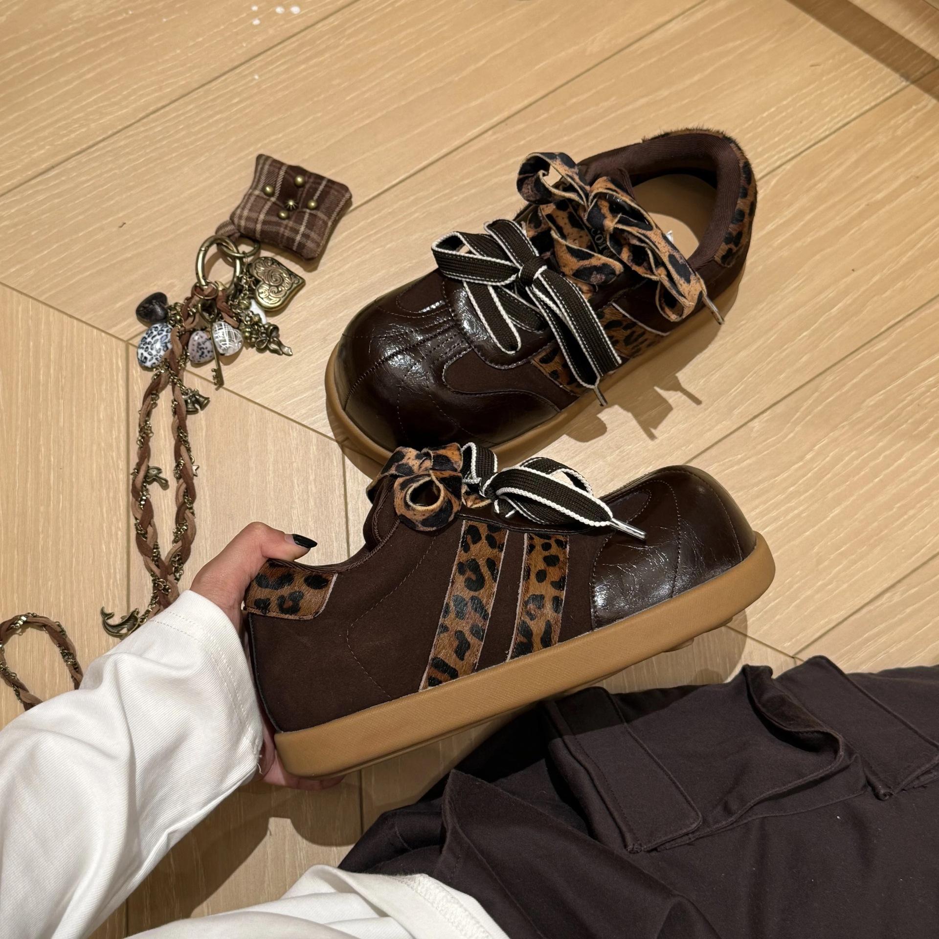 

[Фанфна] Леопардовый принт, контрастный цвет, немецкие тренировочные туфли для женщин, новинка осени 2025 года, ретро, нишевый дизайн, уродливые милые туфли-хлебцы, тренд 40 коричневый