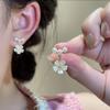 Elegante französische Perlen- und Weißblüten-Steckohrringe - Süßes, schickes Design für Damen