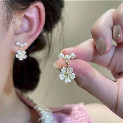 Elegante französische Perlen- und Weißblüten-Steckohrringe - Süßes, schickes Design für Damen