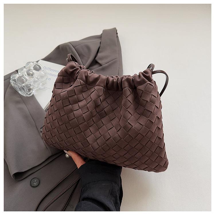 

2025 New Retro Woven Garbage Bag Cloud Bag Women s Fashion Commuter Simple and Versatile Soft Side Shoulder Crossbody Bag